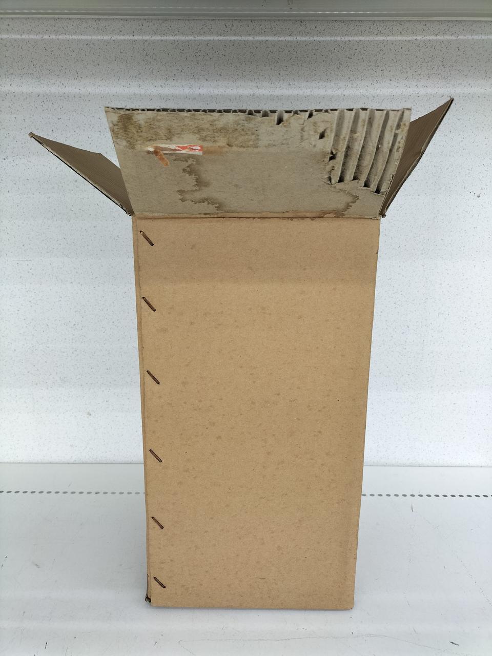 外箱、テープ跡、汚れ、傷みなどあります。