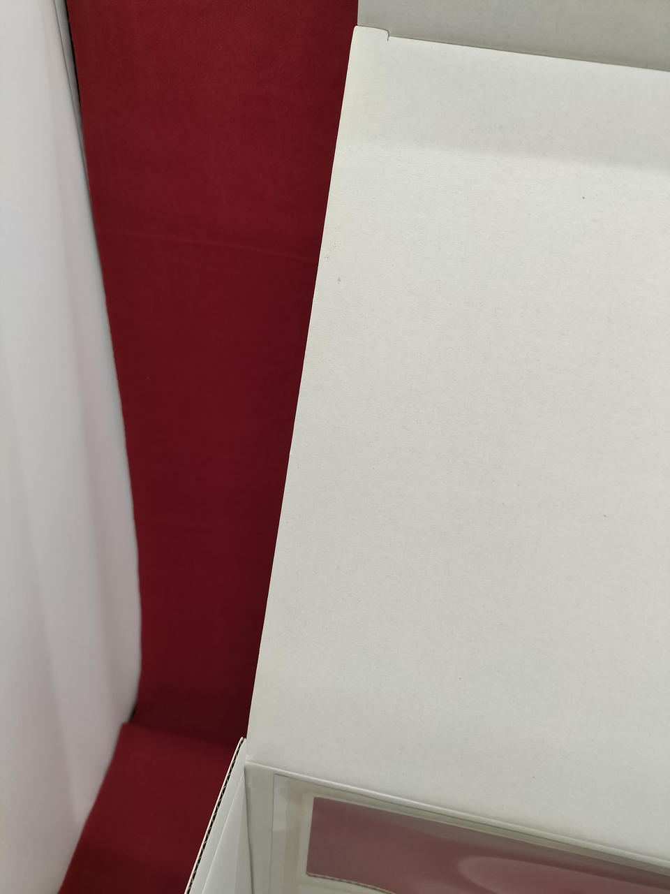 箱 内側 日焼けのような変色があります。