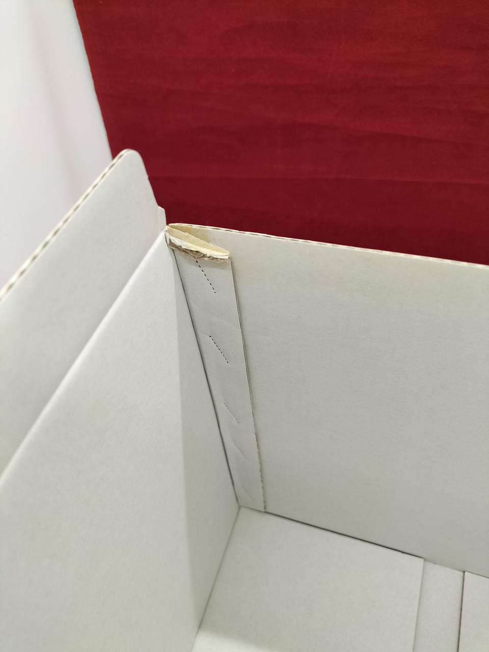 箱 内側 痛み、変色あり