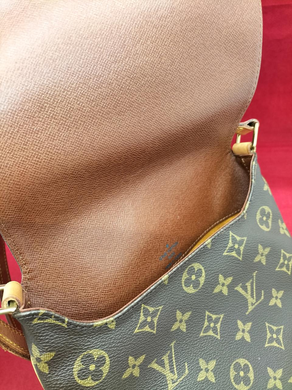 型崩れ、折り皺あり