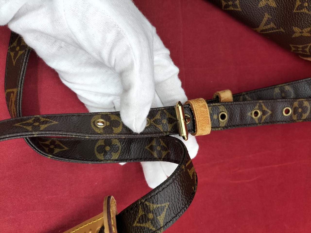 ショルダー紐波打っています 型崩れあり