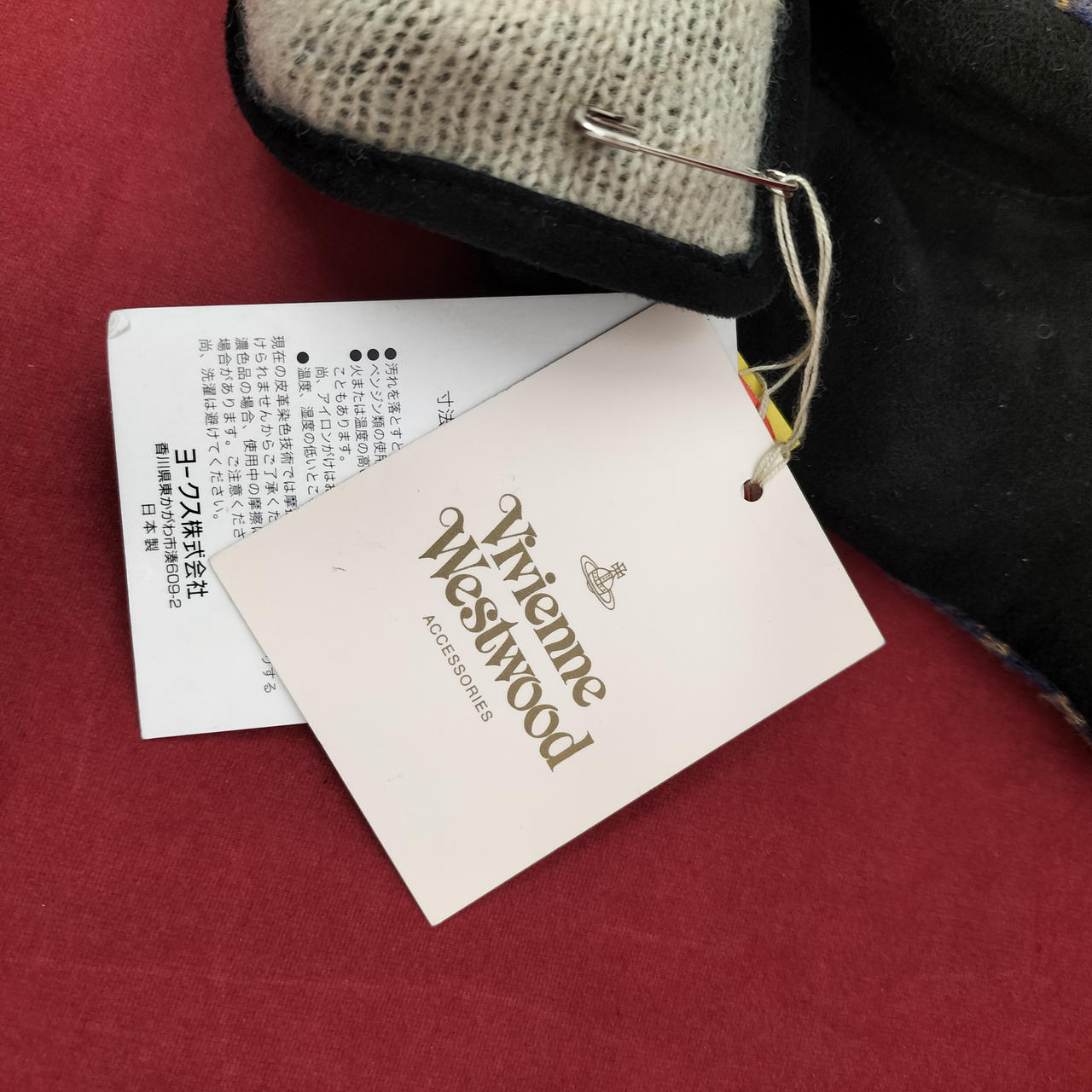 左手首に安全ピンでタグ付き