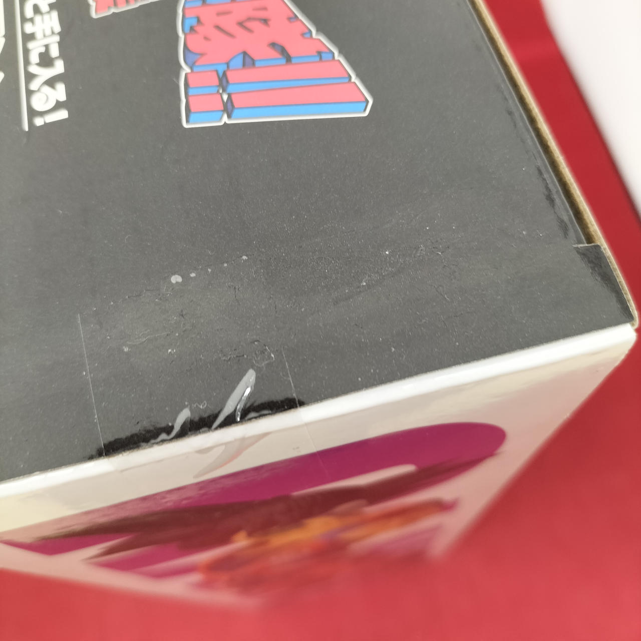 テープ跡のようなものがあります。