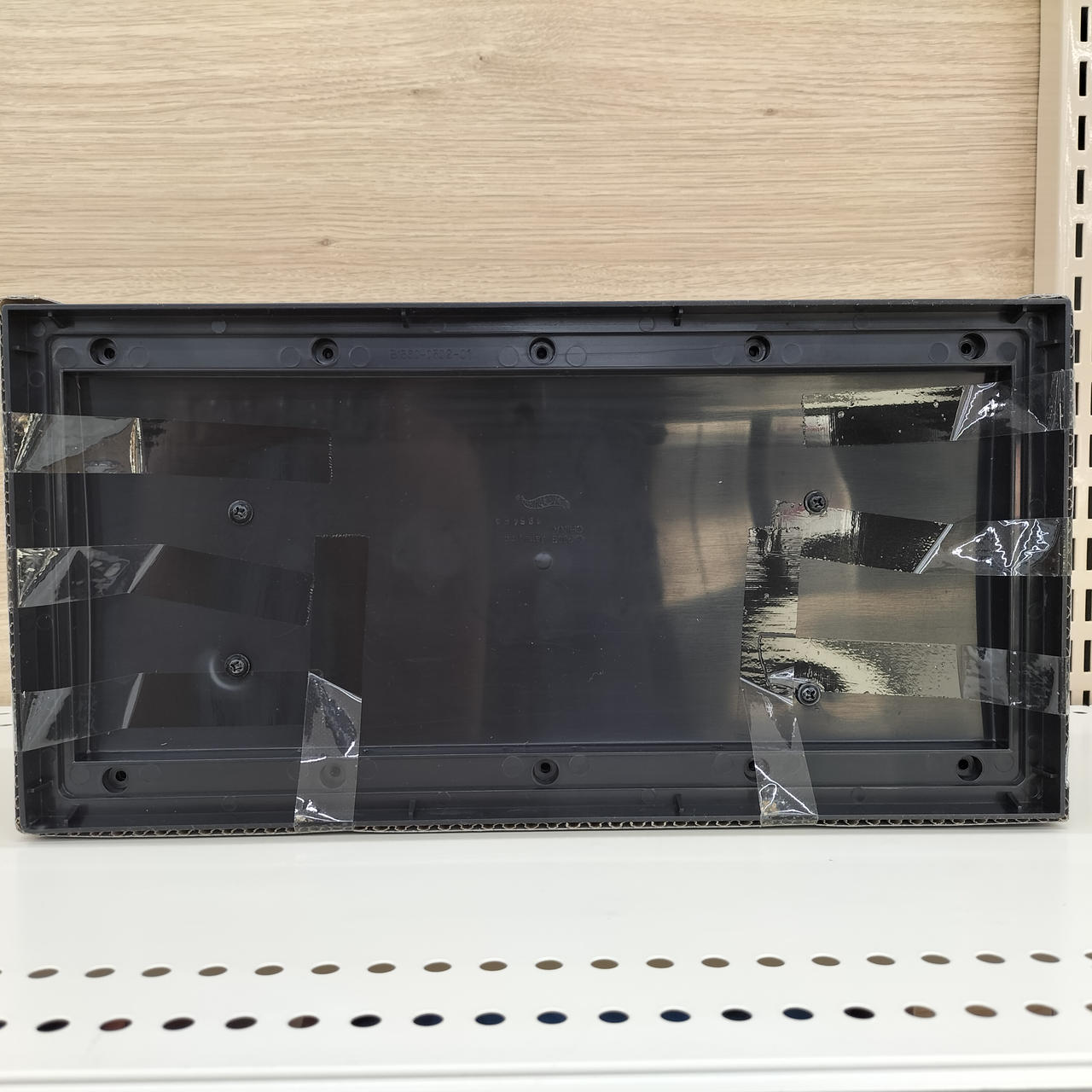 本体裏側テープで貼られています