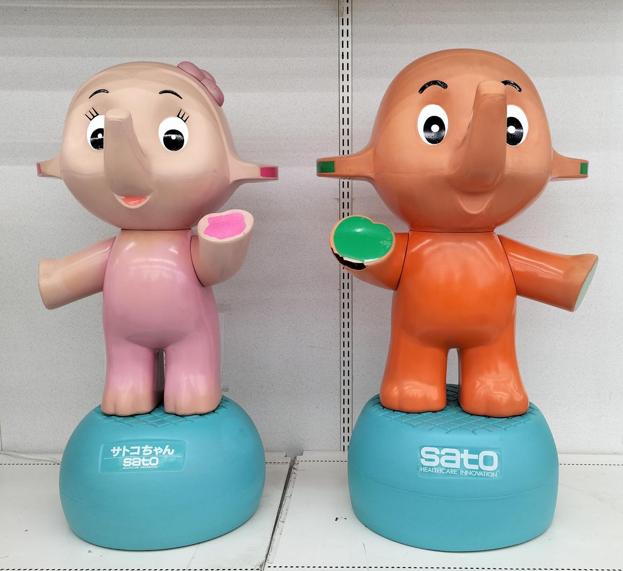 所々に汚れ、キズ、変色部分があります。