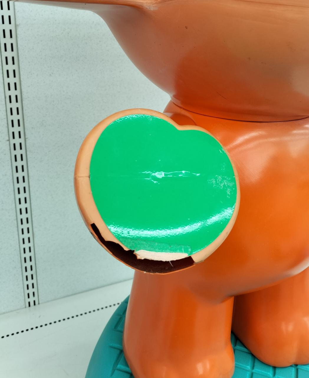 右手に破損部分あり