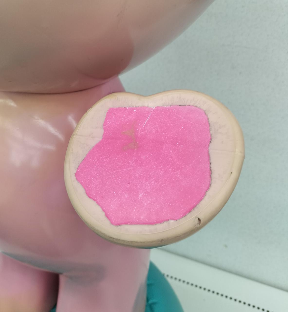 左手の掌(？)に小さな破損、摩耗あり