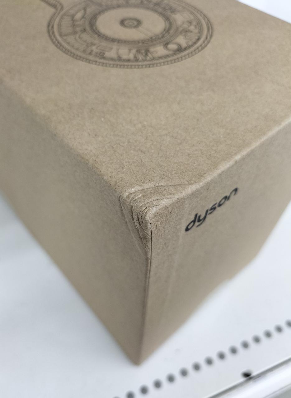 箱の隅が1箇所潰れています。