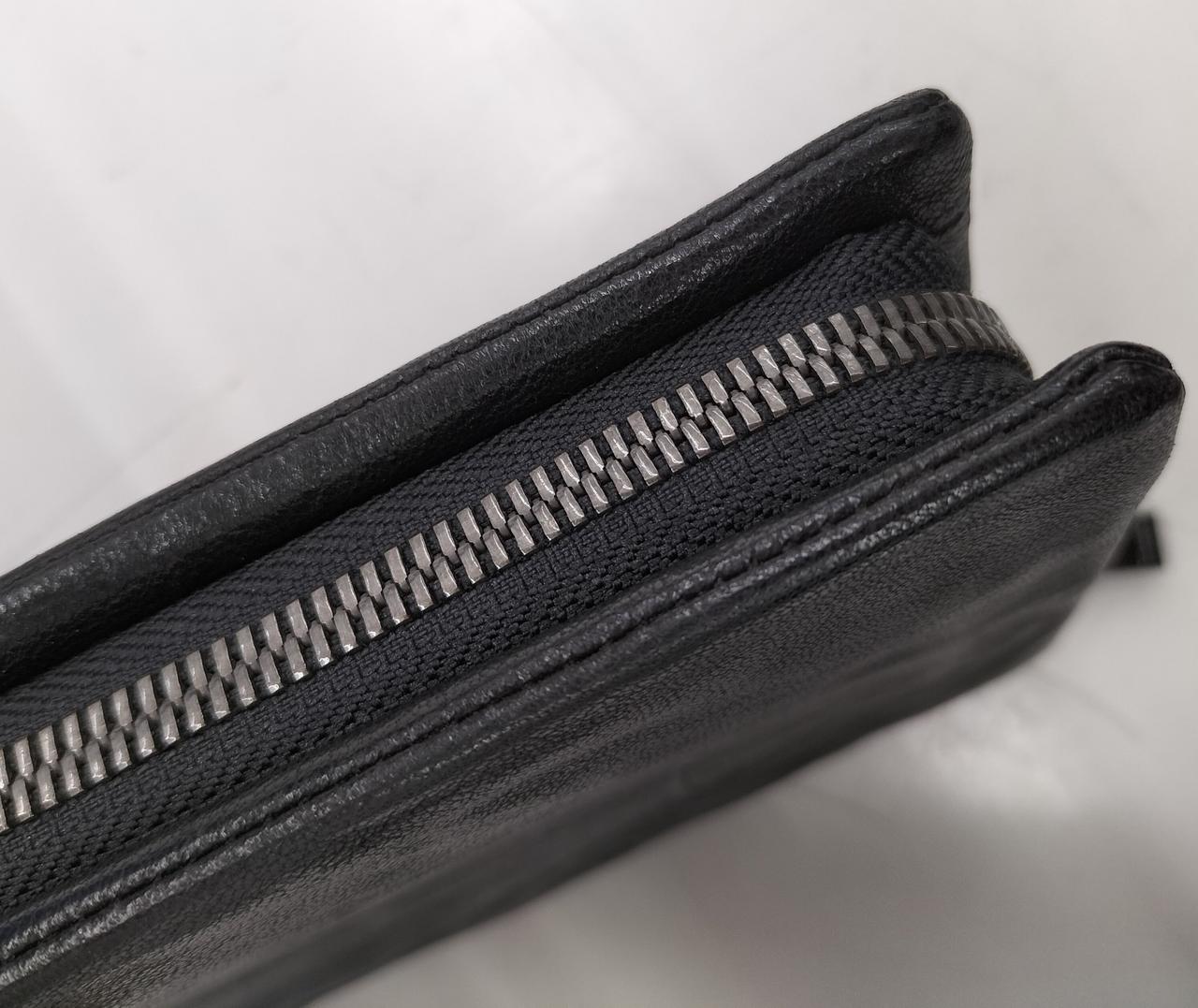 フチが少しひび割れしているように見えます