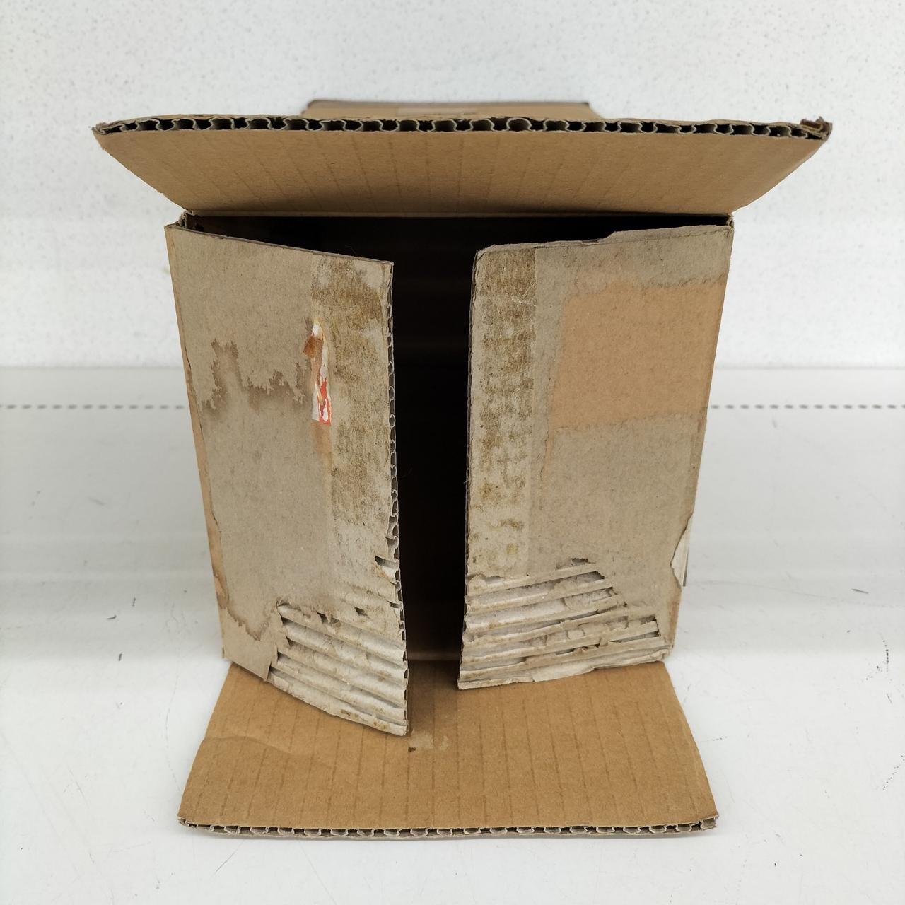 外箱、テープ跡、汚れ、傷みなどあります。