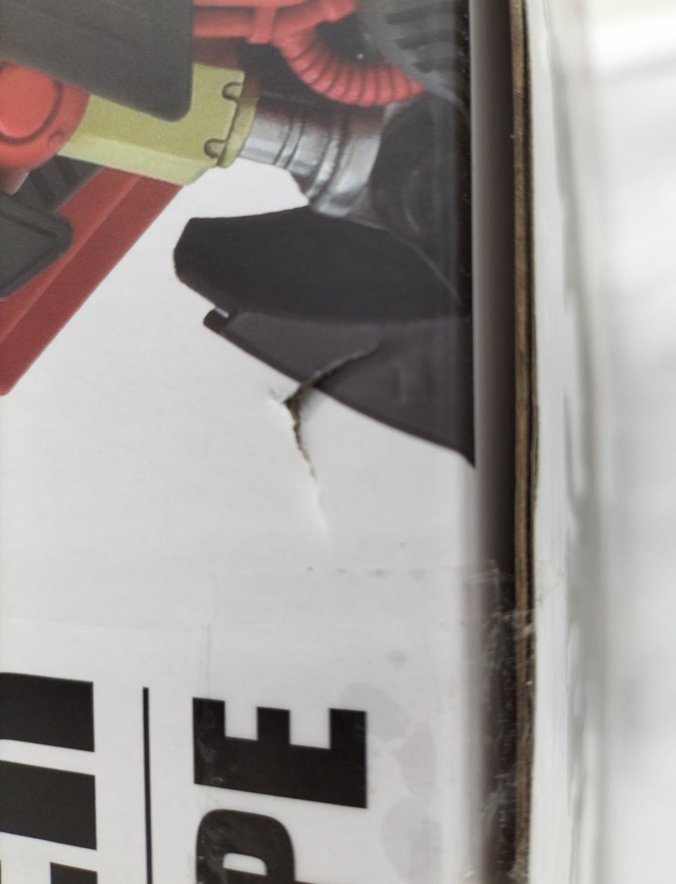 箱に傷があります