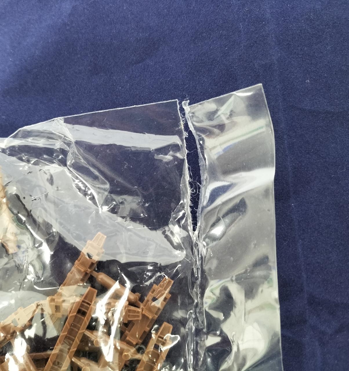 袋の切れてる部分あり、穴は空いてません。