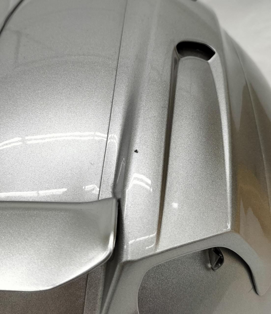 小さな点の傷があります。