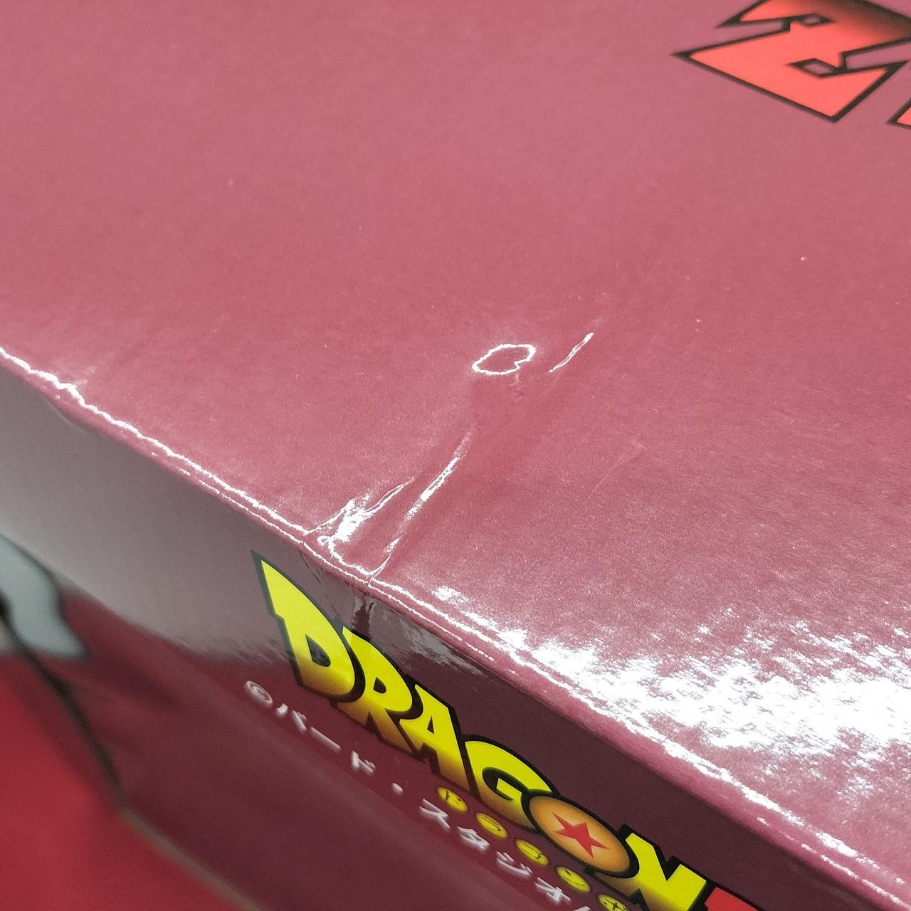 正面上部に凹みあり