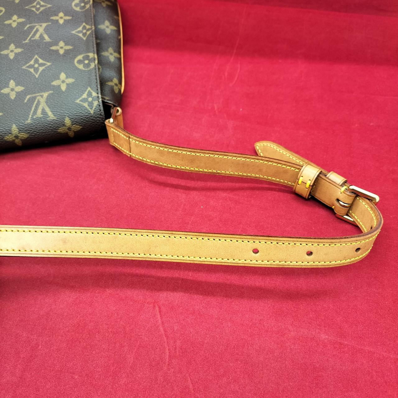 ショルダー紐、シミ多いです。