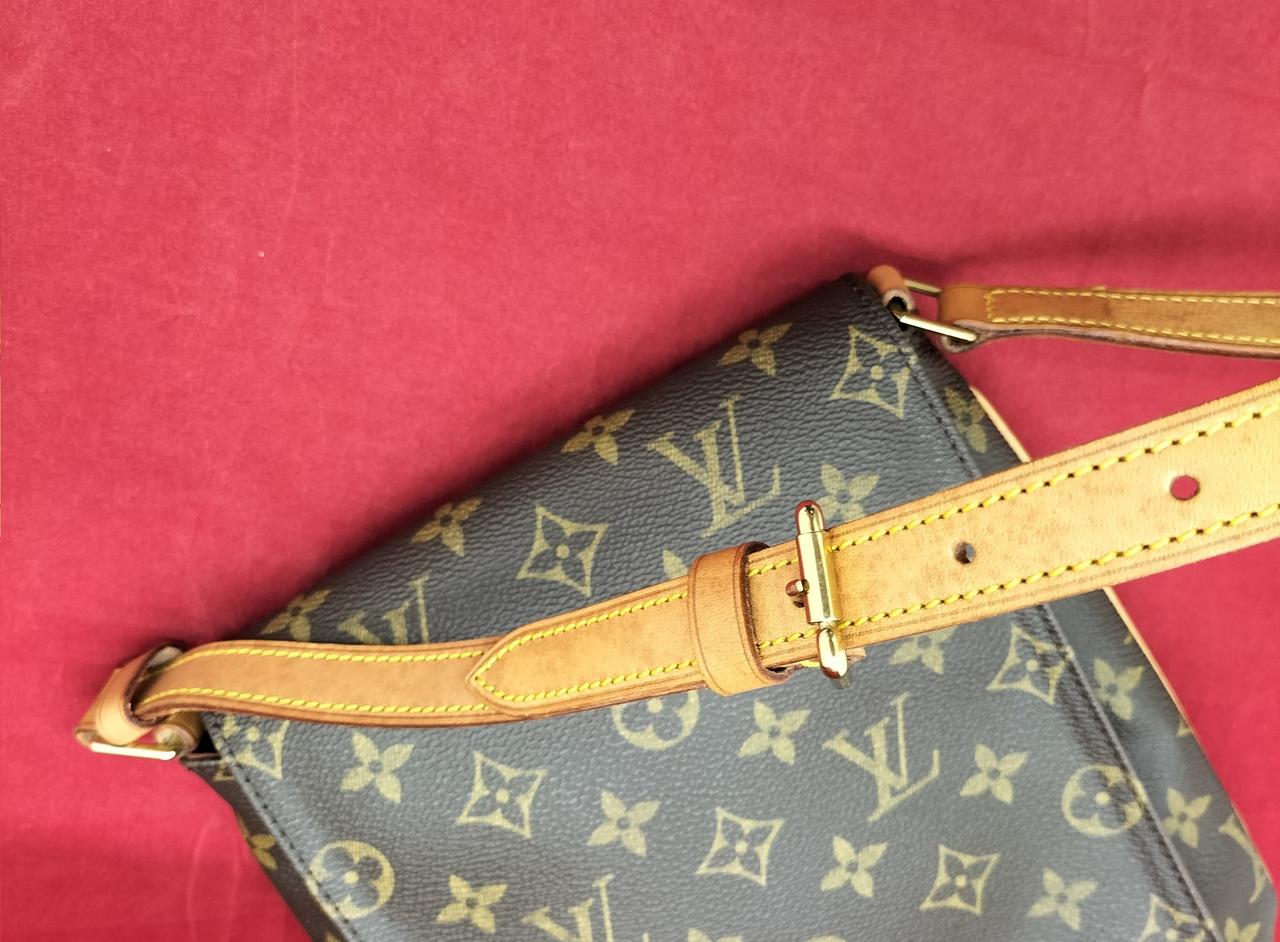 ショルダー紐、シミ多いです。