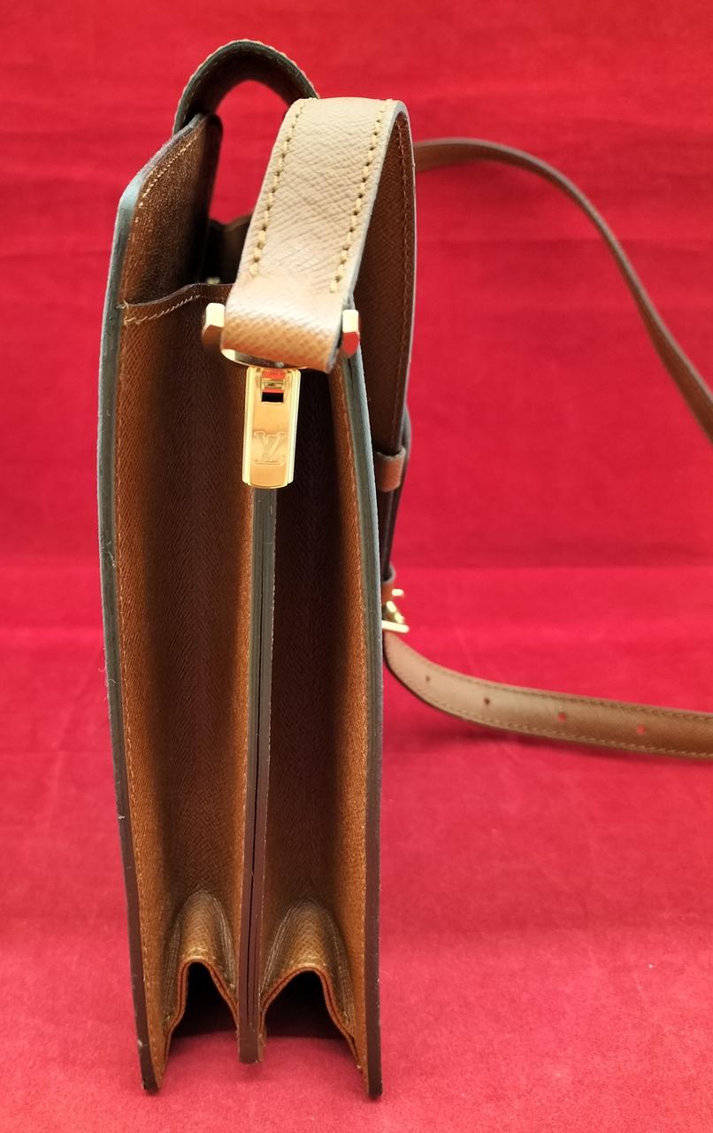 フチ、ひび割れしています。