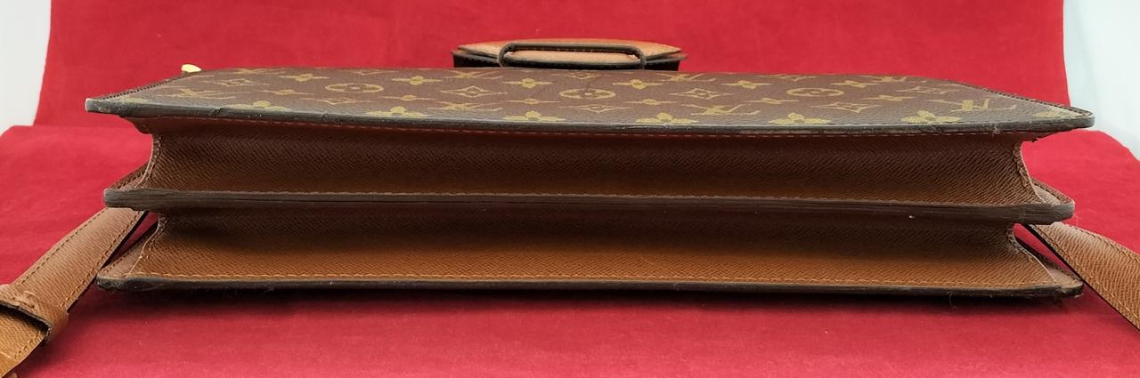 フチ、ひび割れしています。