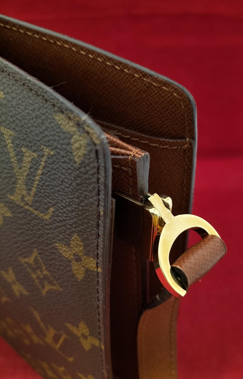 角毛羽立ち、金具変色あり