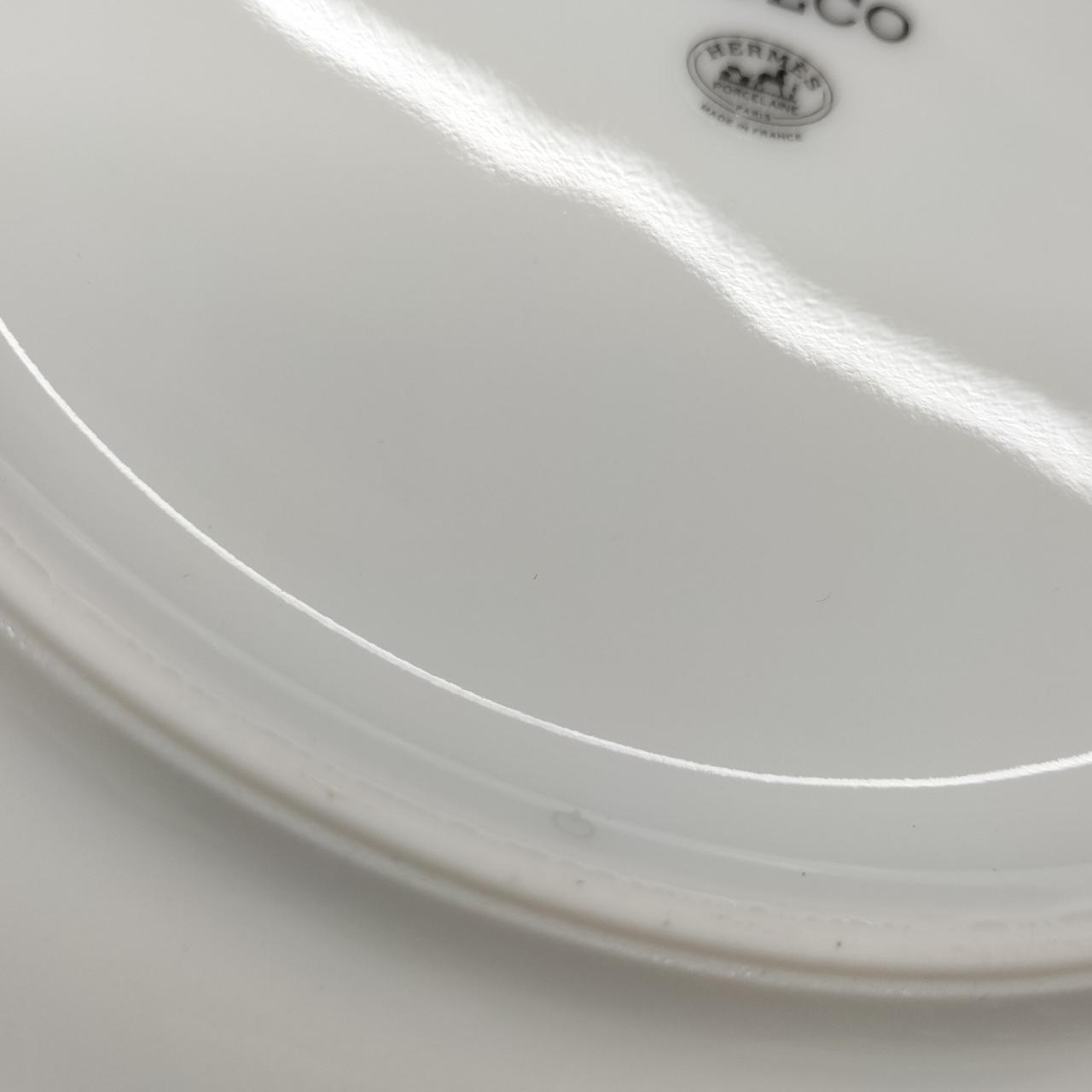 裏側 フチに黒い汚れのようなものあります