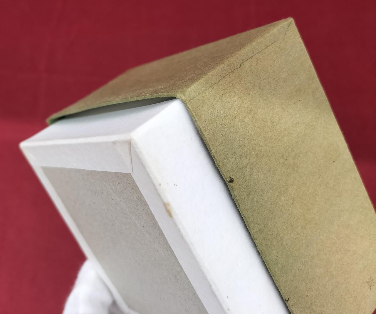 箱 変色、日焼け、傷汚れなど傷みあります