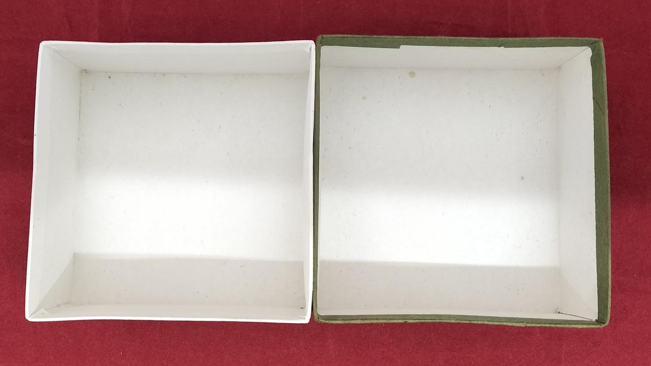 箱 変色、日焼け、傷汚れなど傷みあります