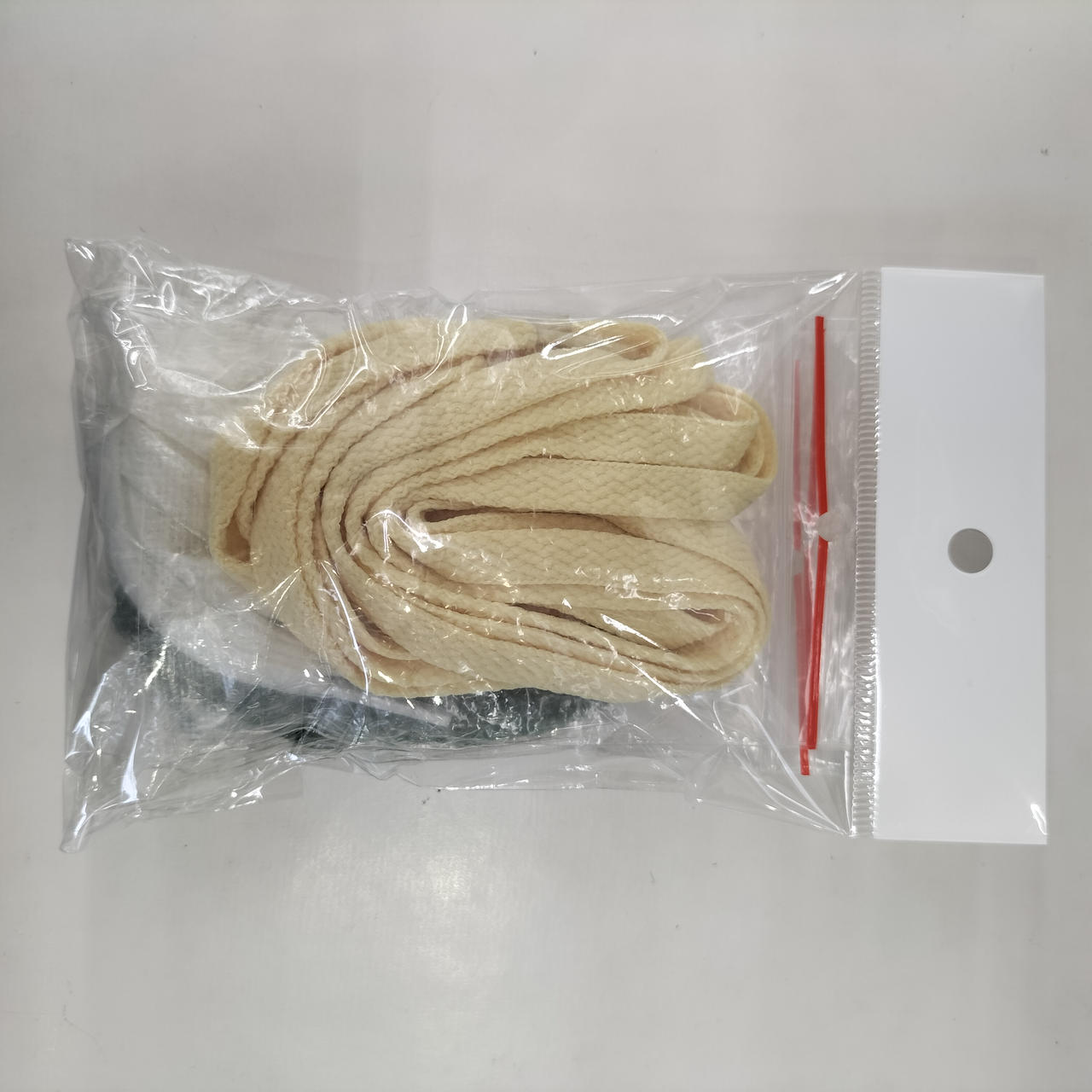 グリーン、ホワイト、クリーム色の靴紐あり