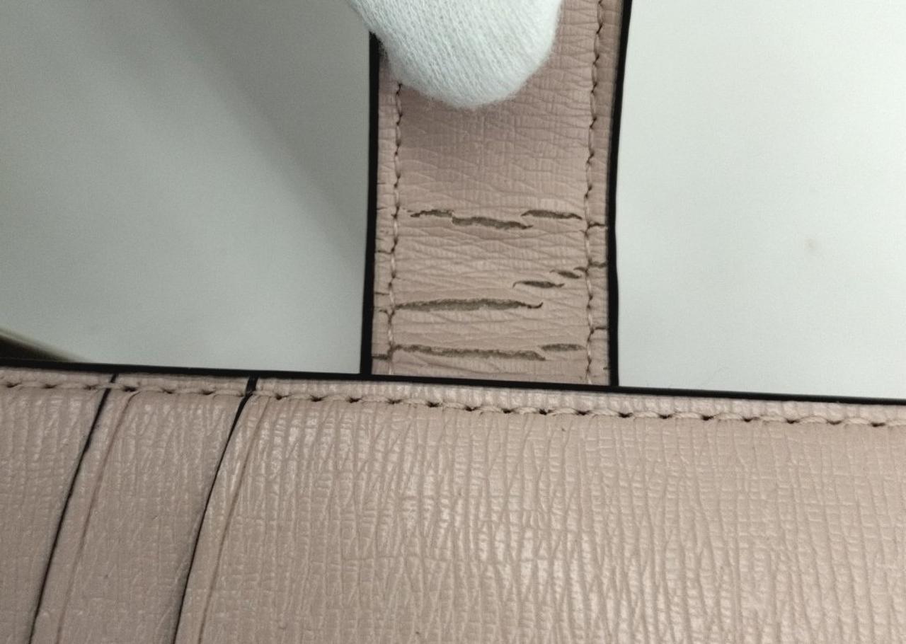 ボタンを留める内側にヒビ有ります