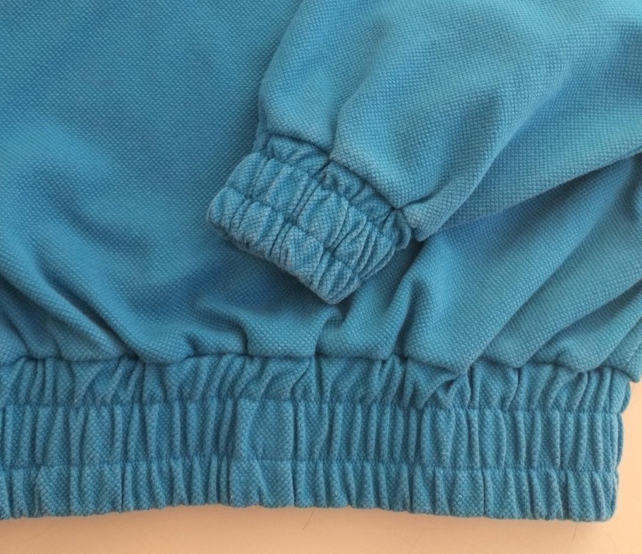 袖口、裾に使用感などがあります。