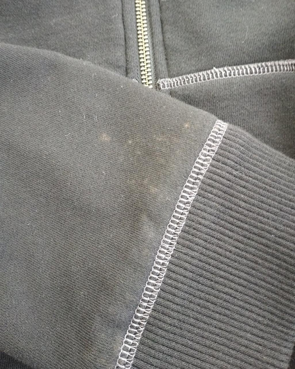 袖口にシミあり