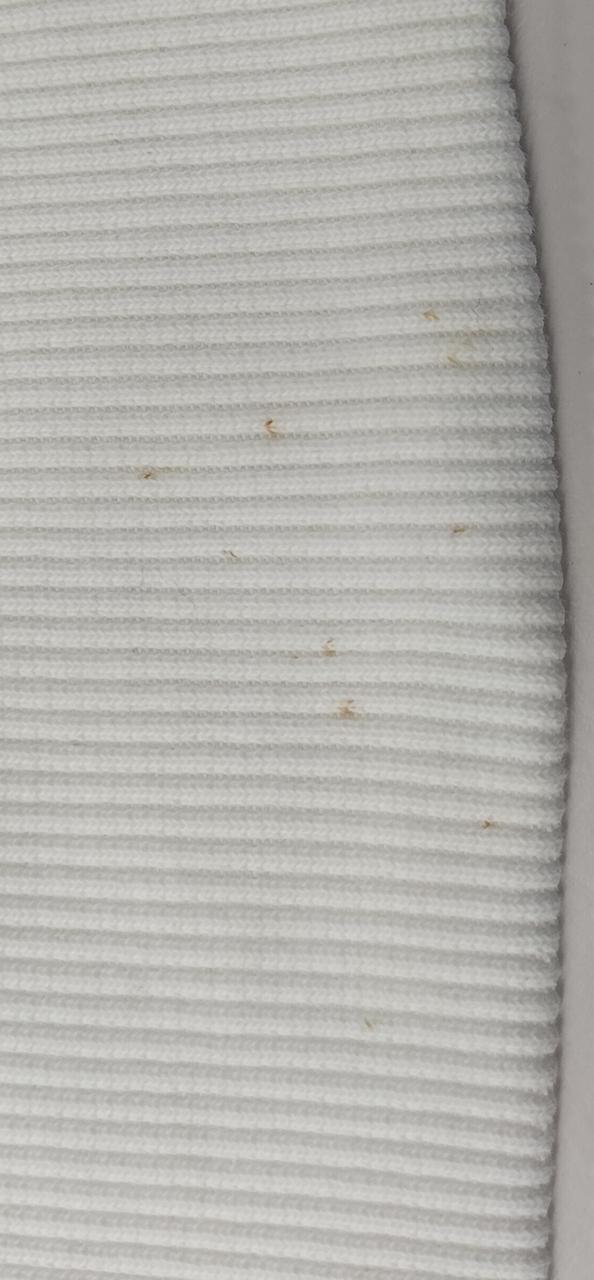 背中側の内側に汚れが有ります。