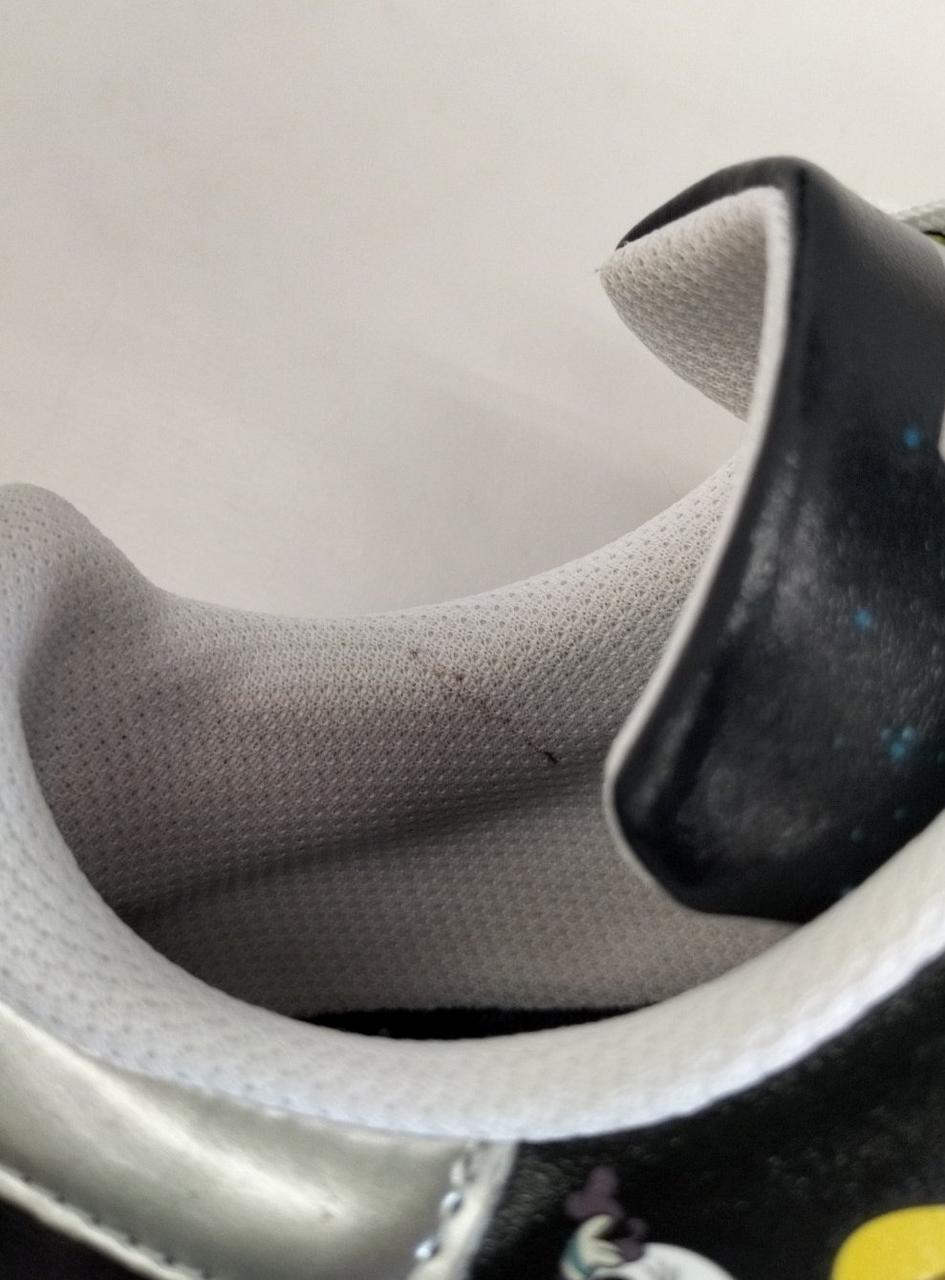 右足内側汚れ有り