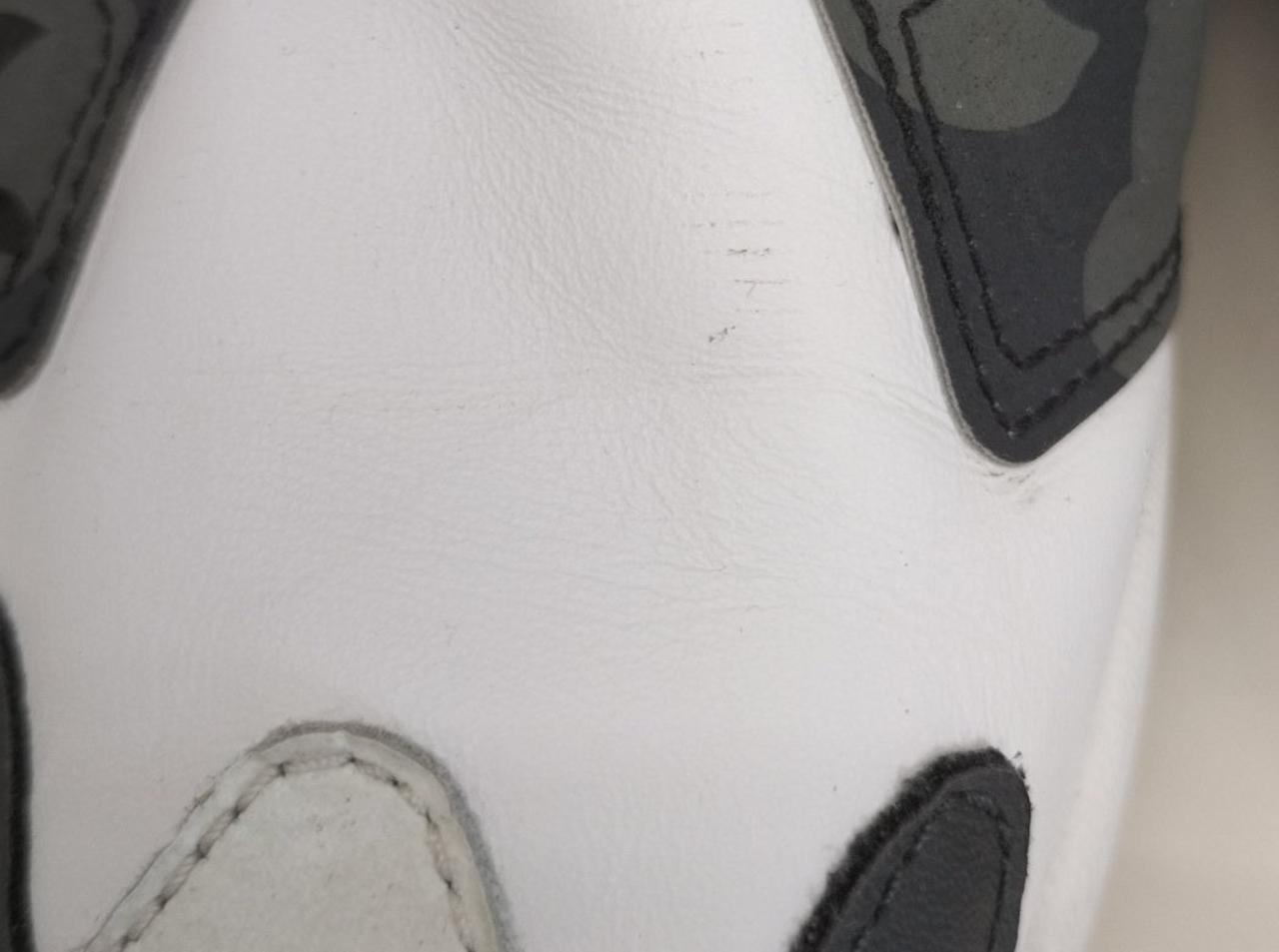 右つま先周辺汚れあり