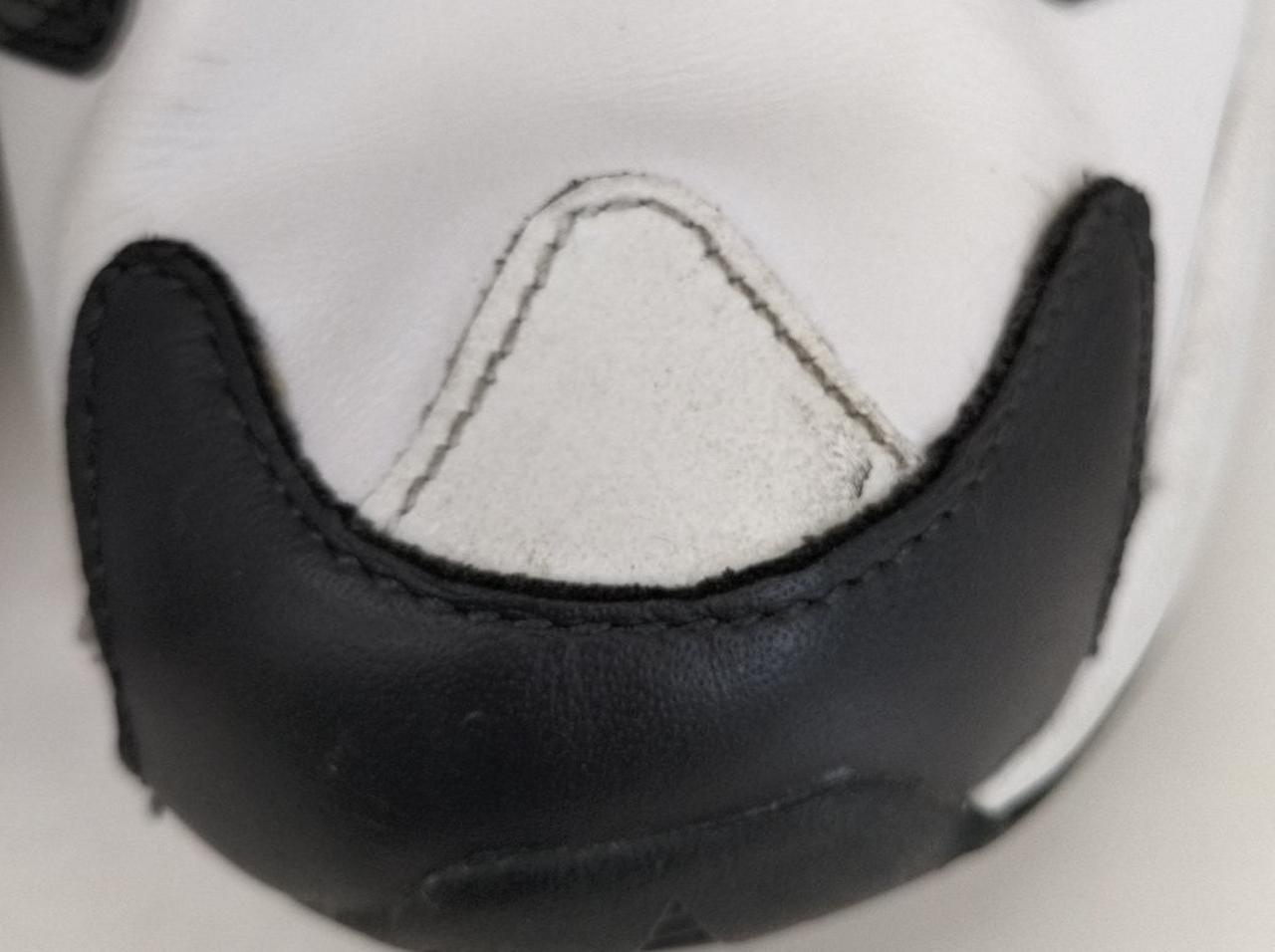 右、左つま先汚れあり