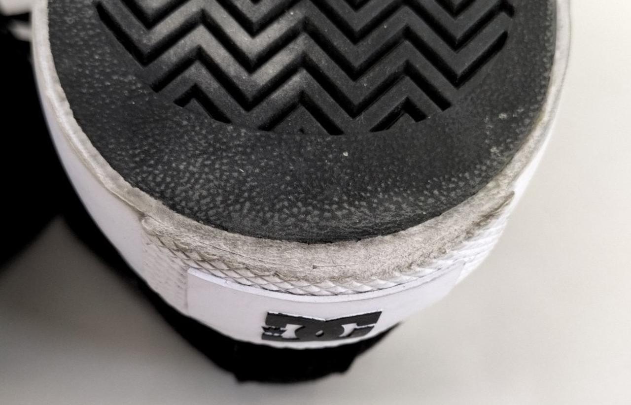 左足かかと傷み有ります