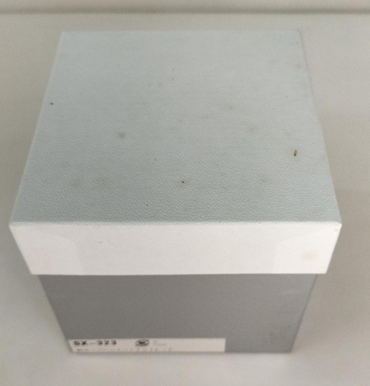 箱は汚れやキズがあります