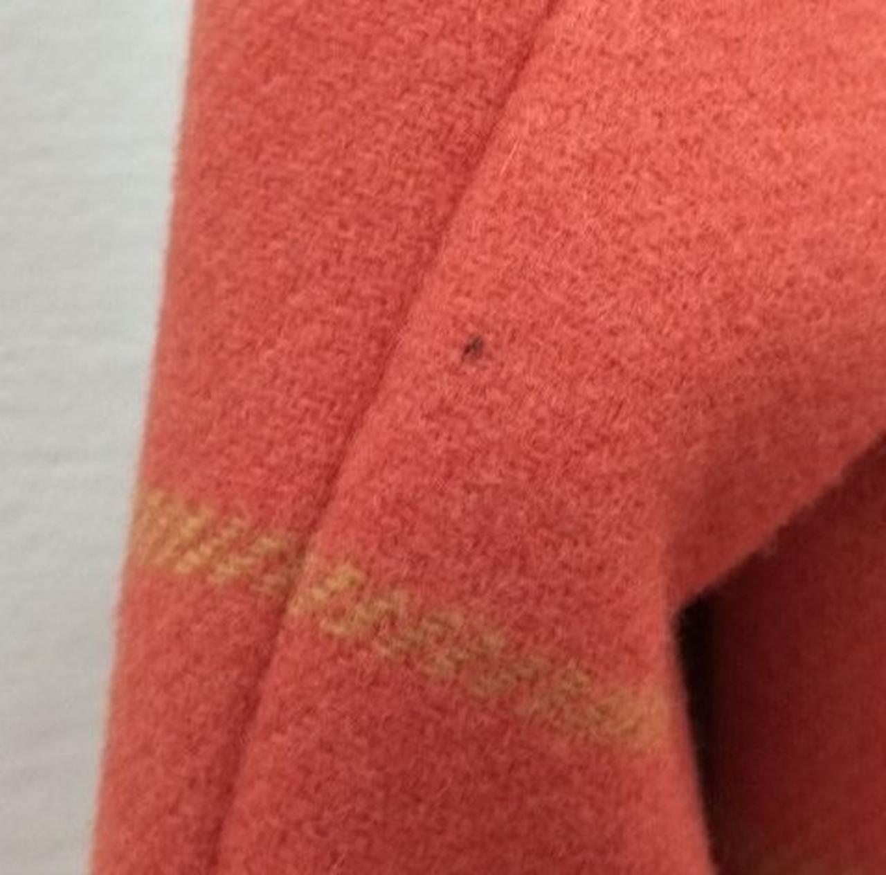 袖後に汚れ有ります