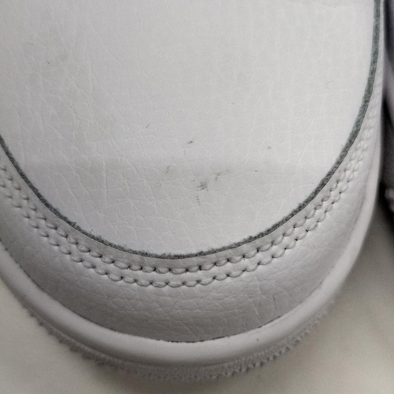 右足つま先汚れあり