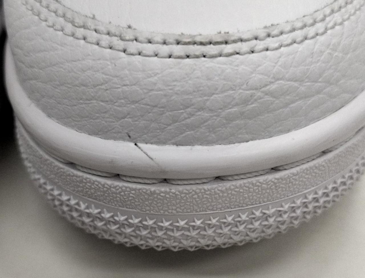 左足つま先汚れあり