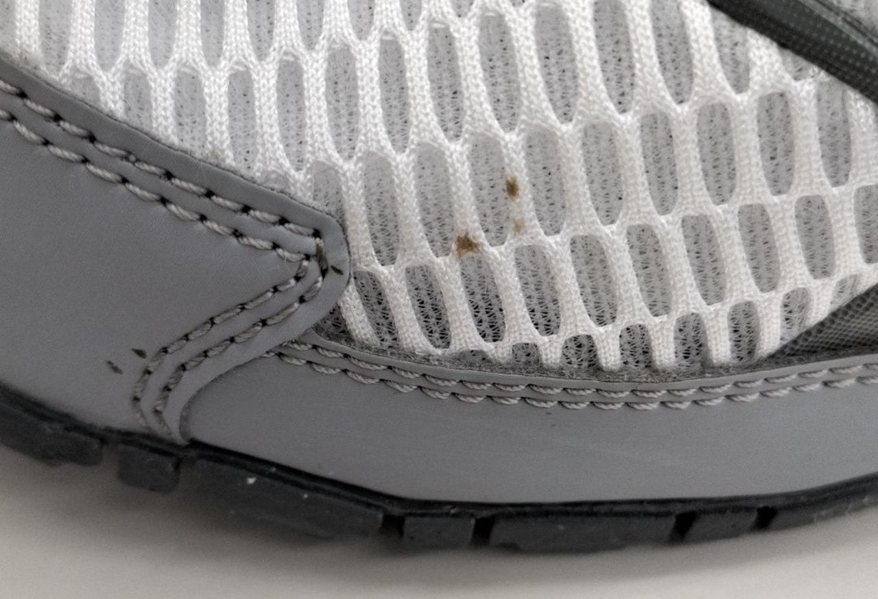 右足内側汚れあり