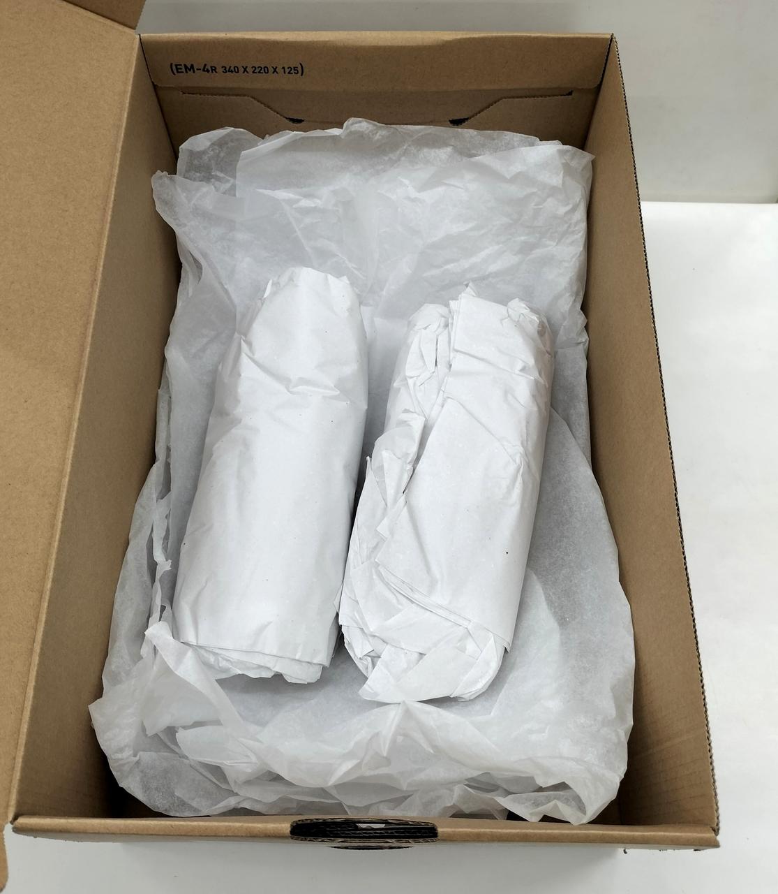 中の包装紙破れ有ります。