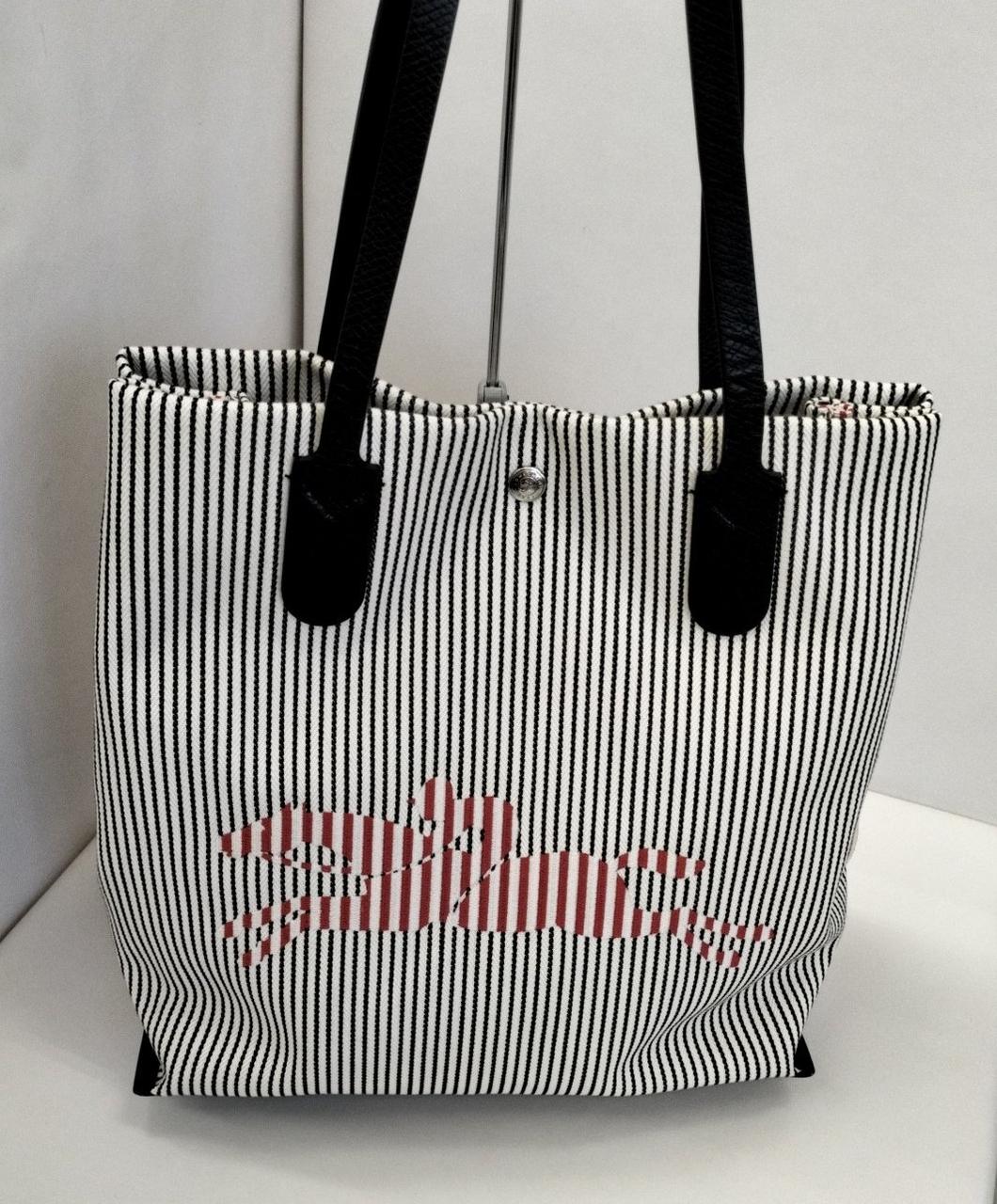 横のホックを留めるとコンパクトになります