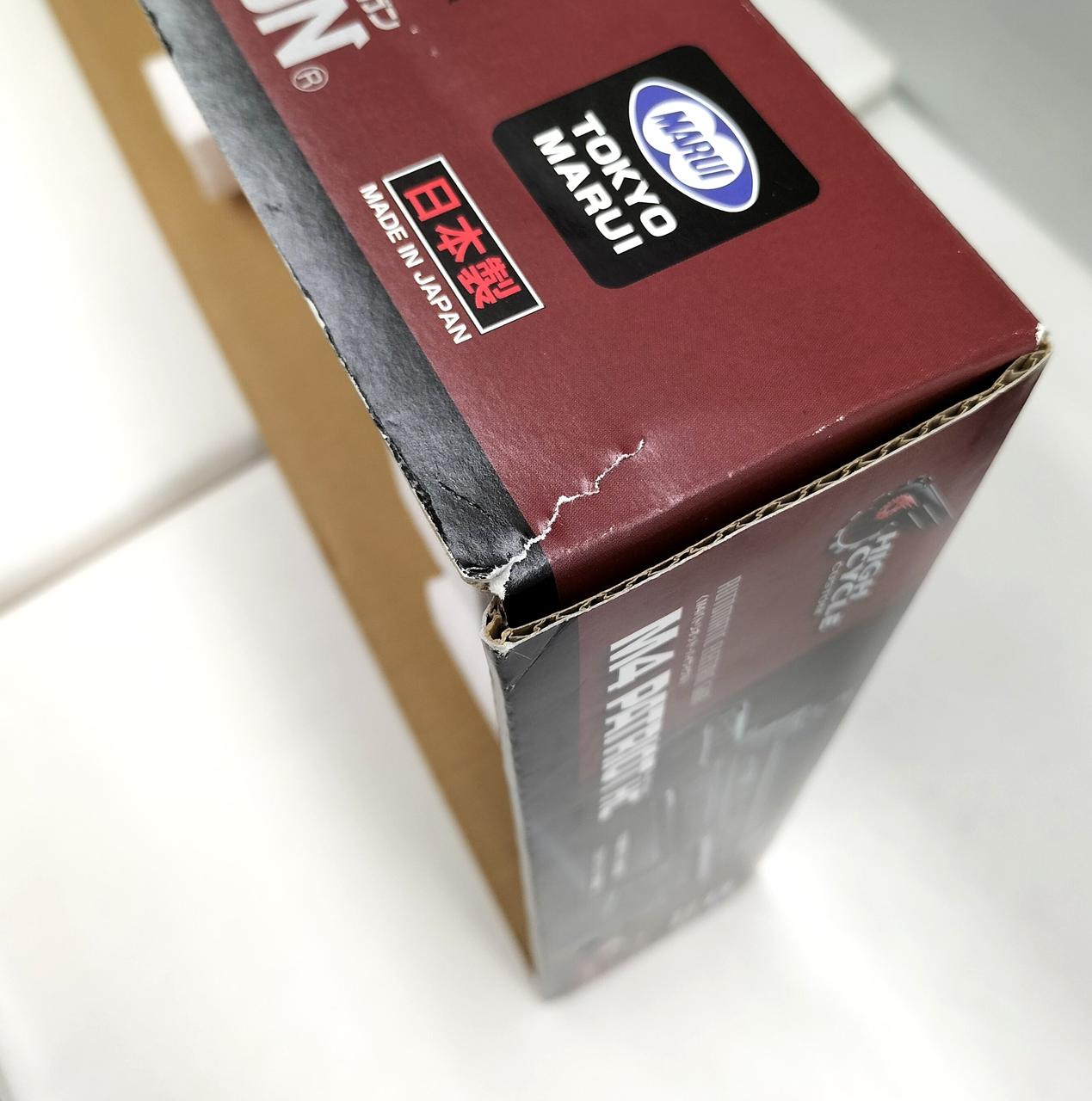 箱一部破れあります。