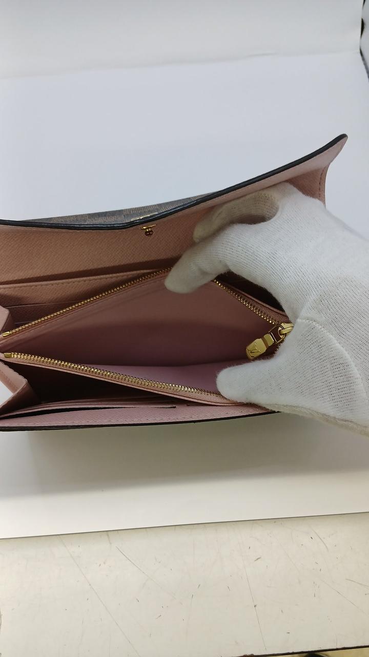 小銭入れは綺麗です。