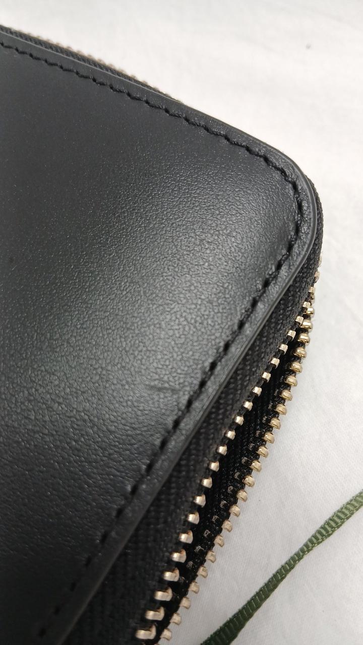 目立つ程ではありませんが小さいキズがあり