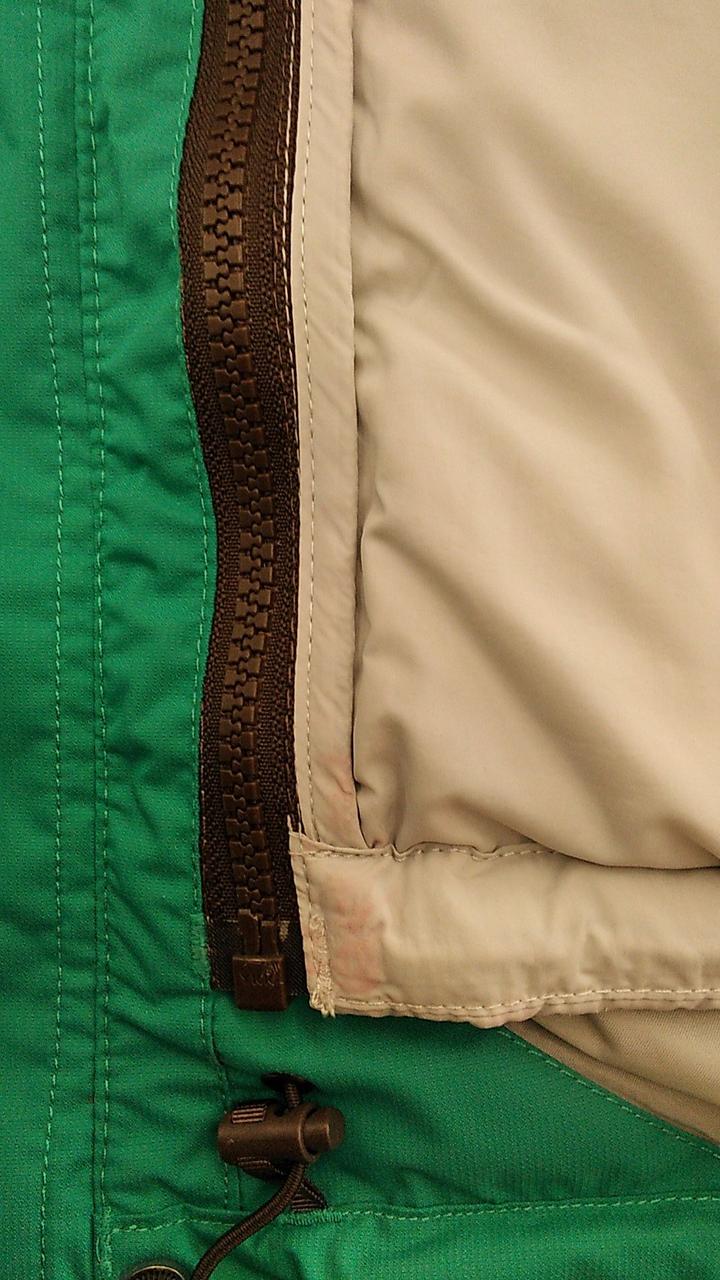 インナー右下部分、色移りと思われます