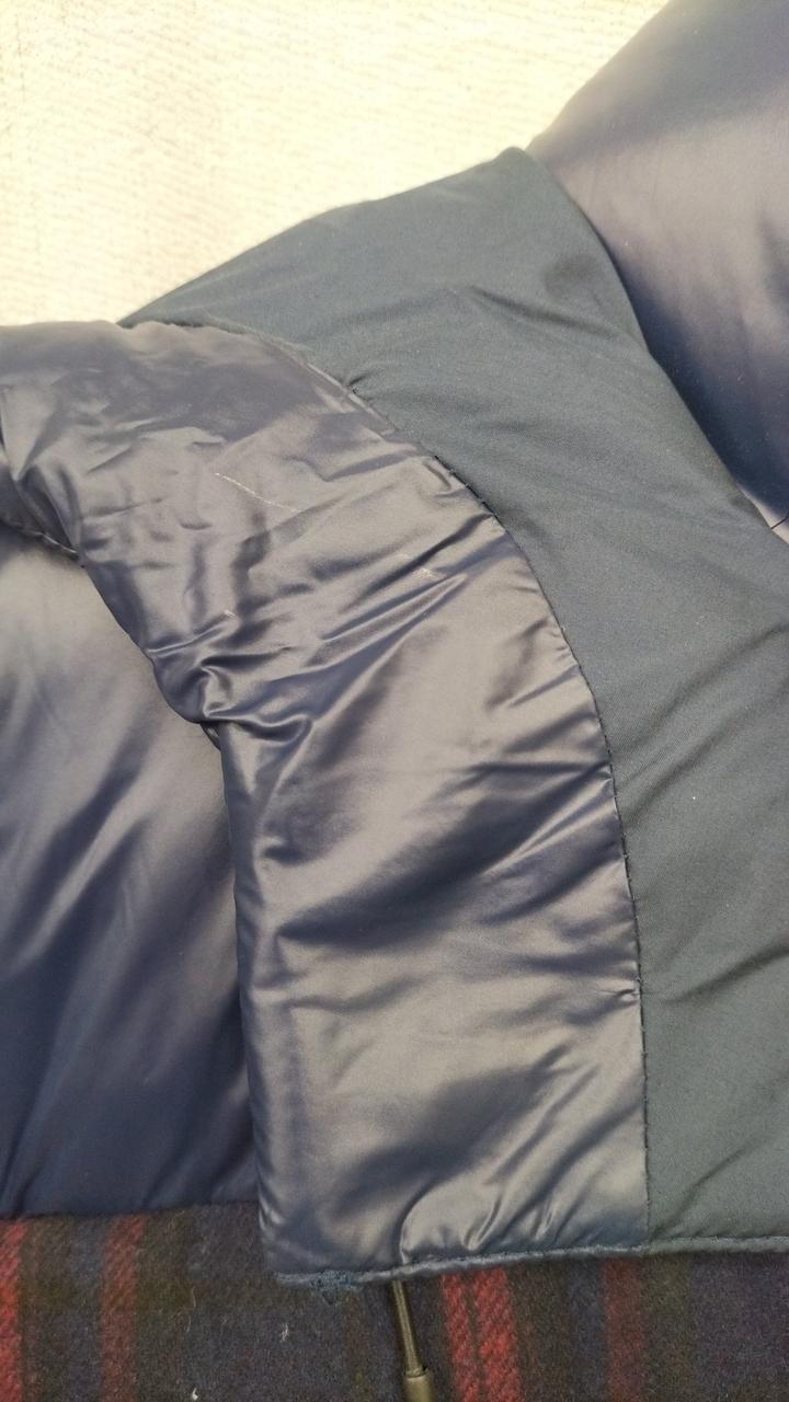 襟元フード内側スレあり