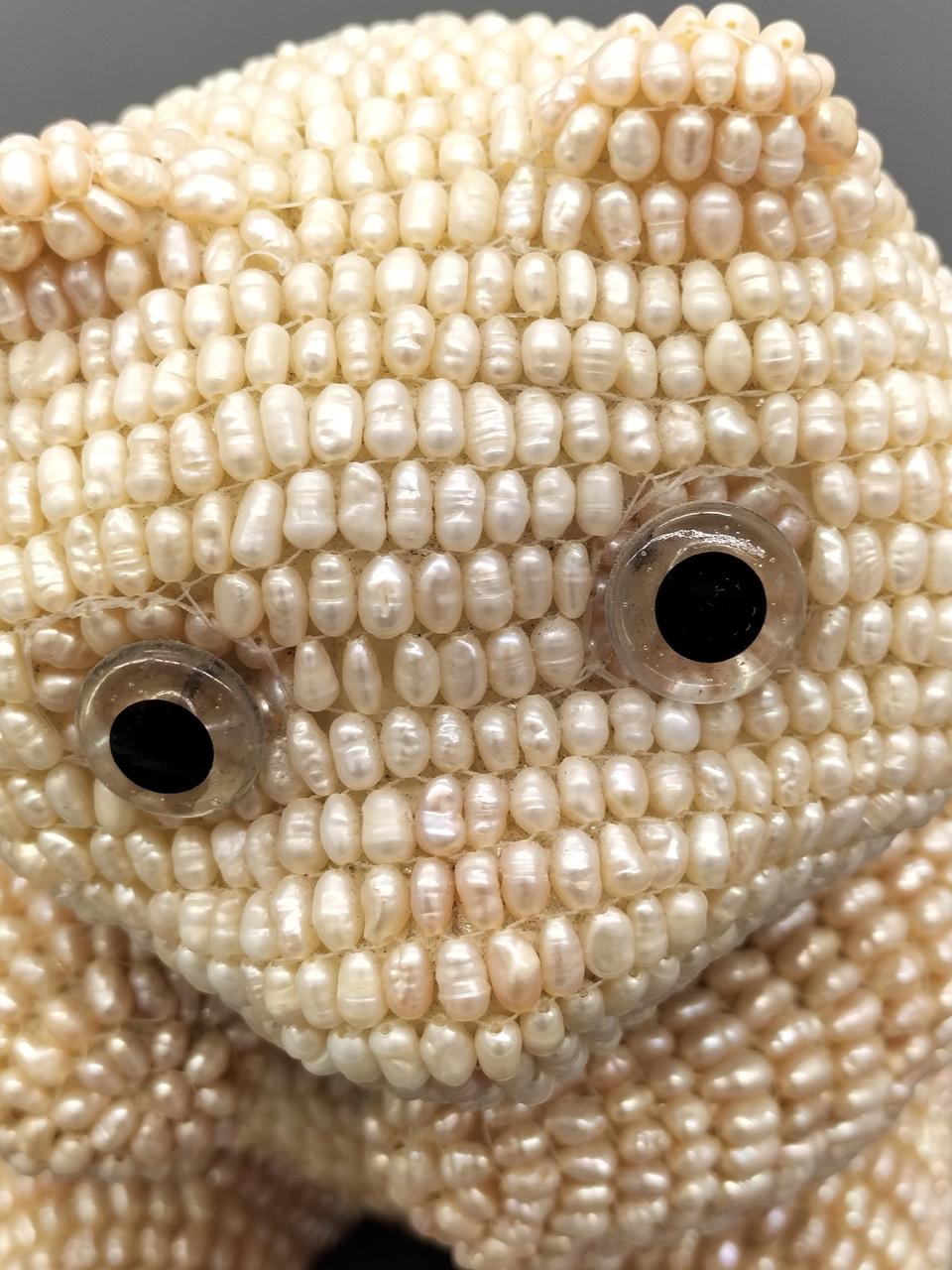 目は透明なプラスチックの様な素材です