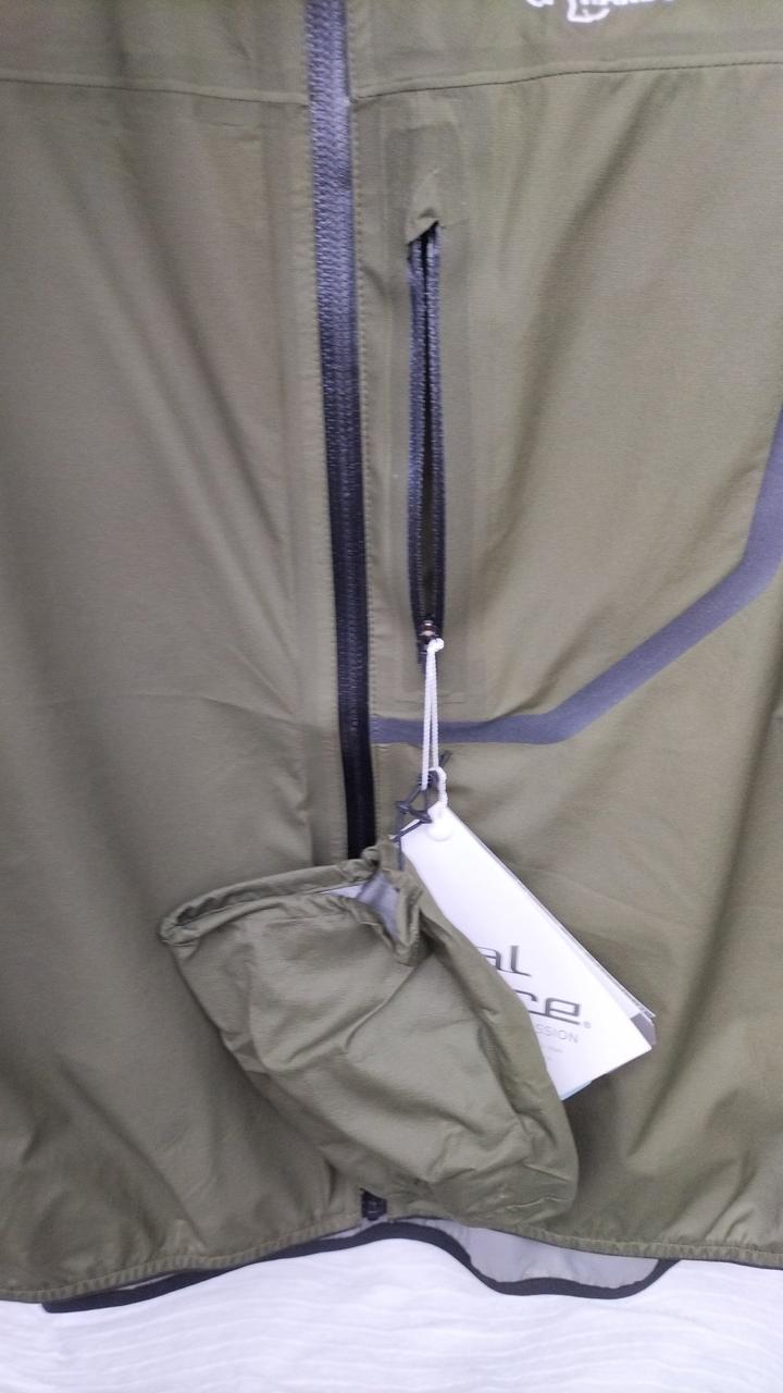 胸ポケットに収納袋あり