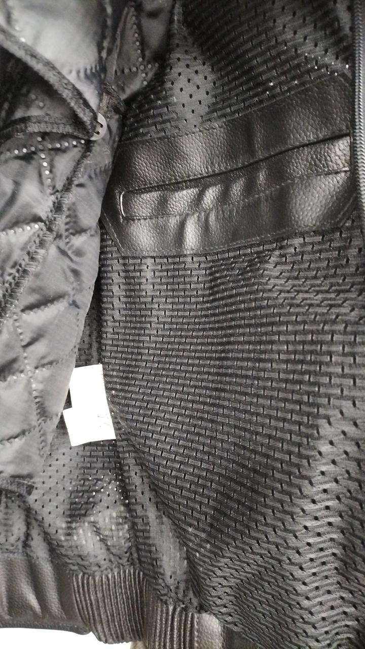 ベスト下に内ポケットあり